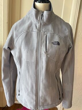 The North Face Women’s Wind Wall M Gray Soft shell Jacket
